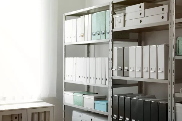 Carpetas con documentos en estantes en archivo —  Fotos de Stock