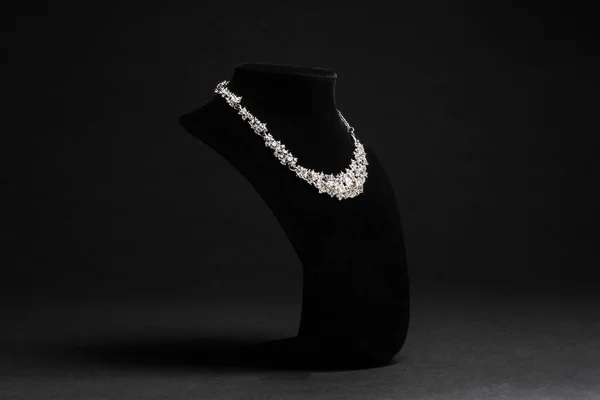Elegante Halskette auf Ständer vor schwarzem Hintergrund. Luxusschmuck — Stockfoto