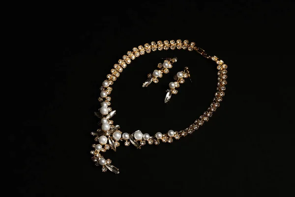 黑色背景的优雅项链和耳环。豪华珠宝 — 图库照片