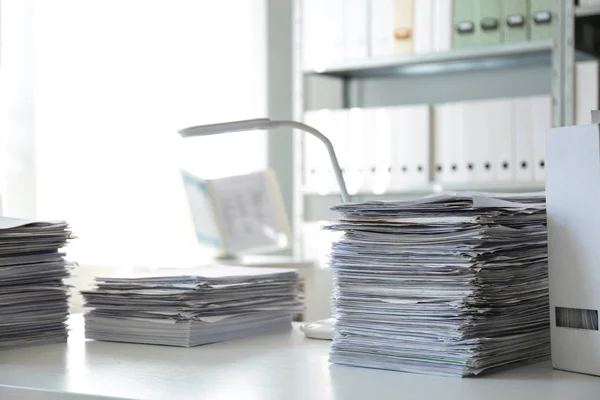 Pilhas de documentos na mesa no escritório — Fotografia de Stock