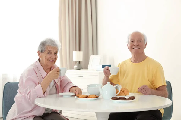Пожилые люди завтракают в доме престарелых. Помощь пожилым людям — стоковое фото