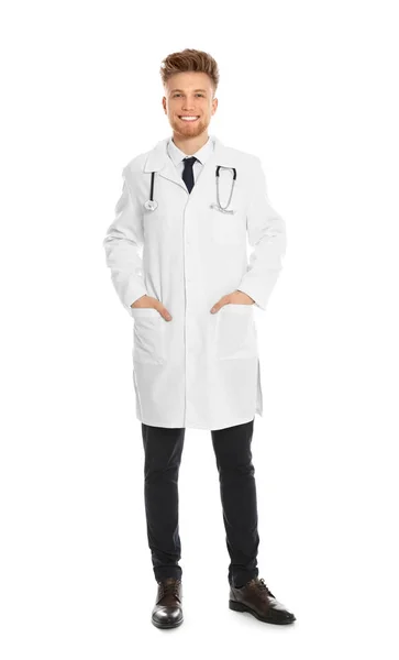 Полноразмерный портрет врача со стетоскопом изолированным на белом — стоковое фото