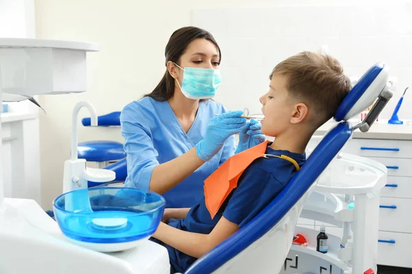 Dentista professionista che lavora con il bambino in clinica — Foto Stock