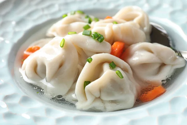 Buljong med läckra dumplings i plåt, närbild — Stockfoto