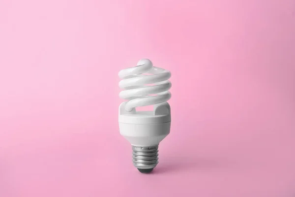 Nouvelle ampoule fluorescente sur fond rose — Photo