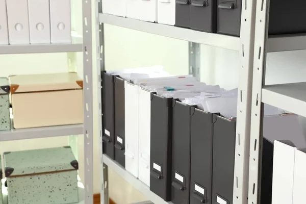 Carpetas y cajas con documentos en estantes en archivo — Foto de Stock