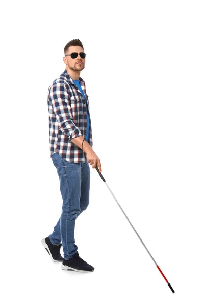 Ślepy mężczyzna w ciemnych okularach z laską spacerową na białym tle — Zdjęcie stockowe