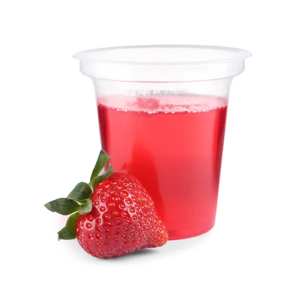 Erdbeere und leckeres Gelee-Dessert im Plastikbecher auf weißem Hintergrund — Stockfoto