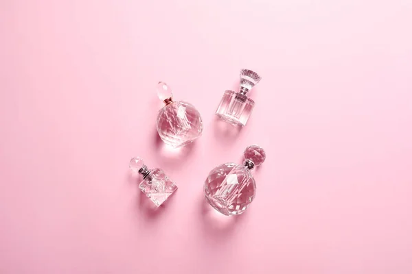 Composición plana con frascos de perfume sobre fondo rosa — Foto de Stock