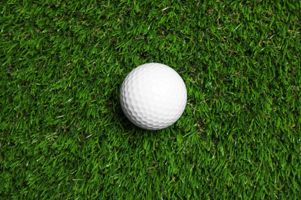 Golf bal op groene kunstgras, Top uitzicht — Stockfoto