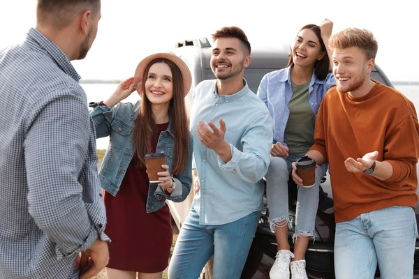 Grupo de personas felices pasando tiempo juntos al aire libre — Foto de Stock