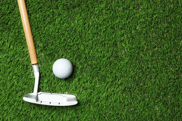 Piłka golfowa i klub na sztucznej trawie, widok z góry z miejscem na tekst — Zdjęcie stockowe