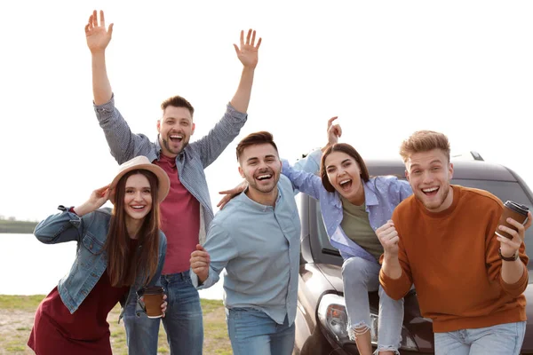Grupa szczęśliwych ludzi spędzonych razem na świeżym powietrzu — Zdjęcie stockowe