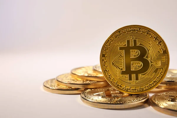 Goldglänzende Bitcoins auf hellem Hintergrund, Platz für Text. Digitalwährung — Stockfoto
