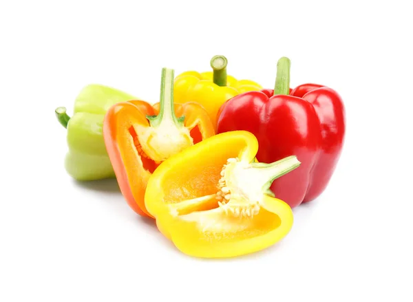 Hela och skära paprika på vit bakgrund — Stockfoto