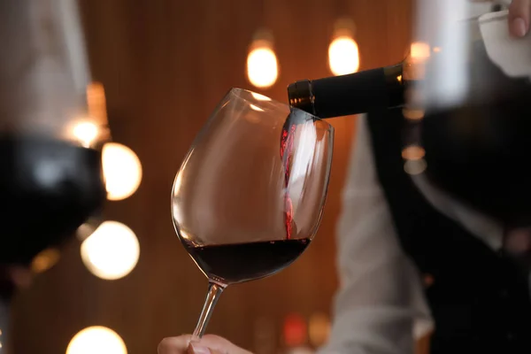 Servitris hälla vin i glas i restaurang, närbild — Stockfoto