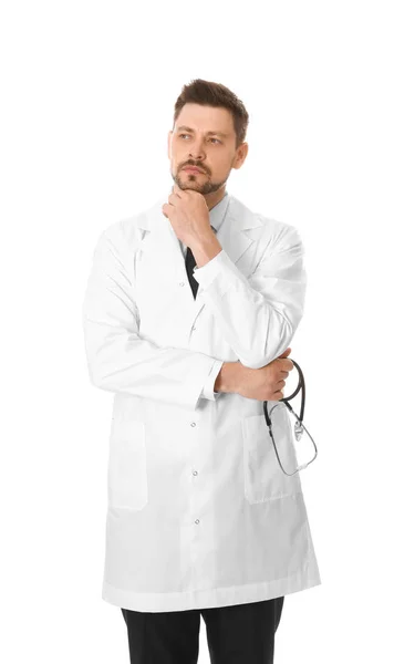 Retrato de médico masculino pensativo isolado em branco. Pessoal médico — Fotografia de Stock