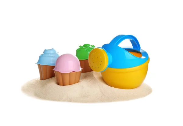 Set von Plastik-Strandspielzeug und Sandhaufen auf weißem Hintergrund — Stockfoto