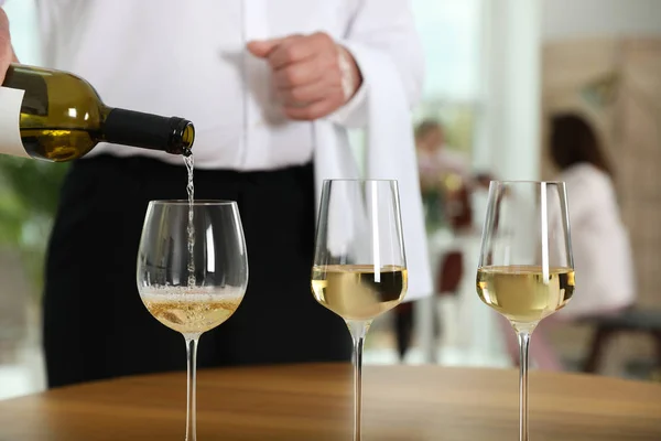 Ober gieten wijn in glas in Restaurant, close-up — Stockfoto