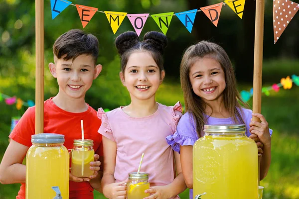 Crianças bonitas no quiosque de limonada no parque. Verão refrescante bebida natural — Fotografia de Stock
