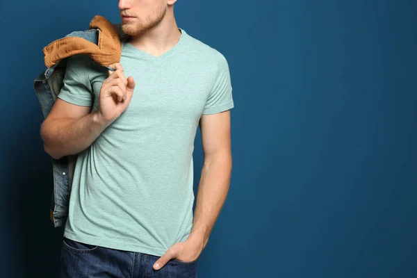 Joven vistiendo camiseta en blanco sobre fondo azul, primer plano. Burla para el diseño —  Fotos de Stock