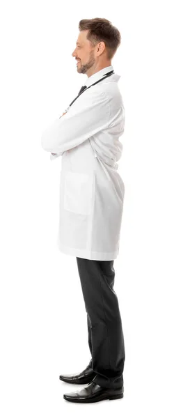 Volledige lengte portret van lachende mannelijke arts geïsoleerd op wit. Medisch personeel — Stockfoto