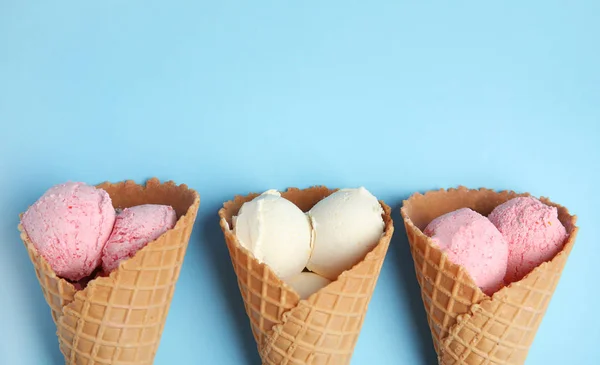 Νόστιμα παγωτά σε κουκουνάρια σε μπλε φόντο, επίπεδες κείνοι. Χώρος για κείμενο — Φωτογραφία Αρχείου