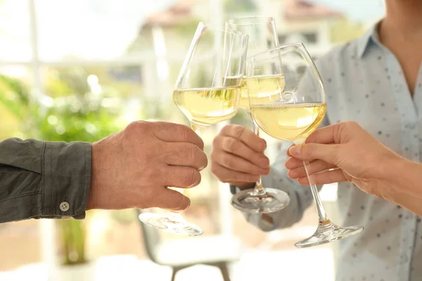 Personas con copas de vino sobre fondo borroso, primer plano — Foto de Stock