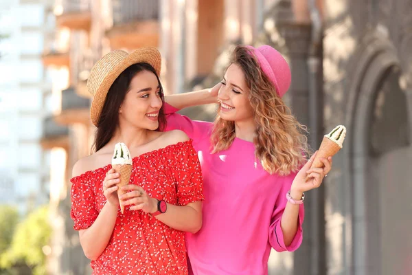 Χαρούμενες νεαρές γυναίκες με νόστιμο παγωτό κώνους σε εξωτερικούς χώρους — Φωτογραφία Αρχείου