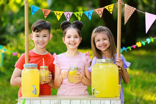 Söta små barn på Lemonade Stand in Park. Sommar uppfriskande naturlig dryck — Stockfoto