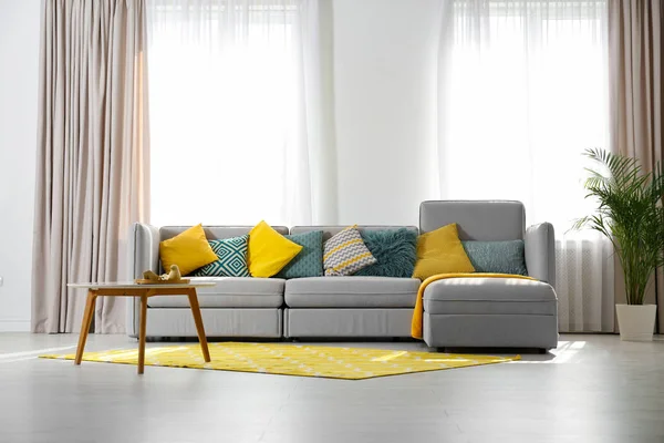 Стильный интерьер гостиной с удобным диваном. Пространство для текста — стоковое фото