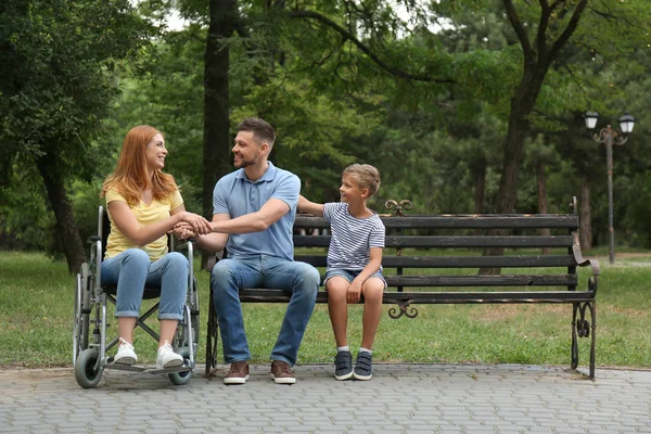 公園で家族と車椅子の女性 — ストック写真