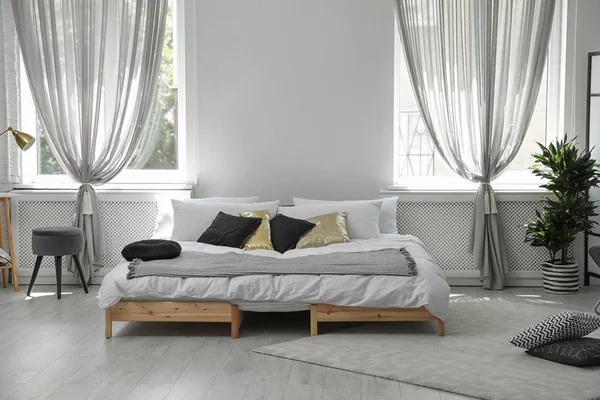 Konforlu çift kişilik yatak ile şık ve modern oda iç mekan — Stok fotoğraf