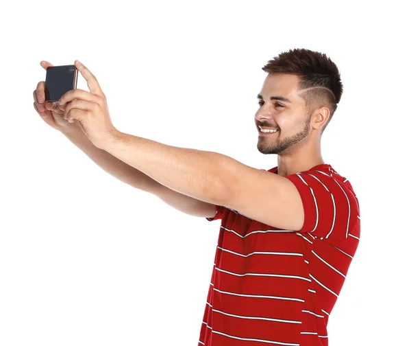 Felice giovane uomo prendendo selfie su sfondo bianco — Foto Stock