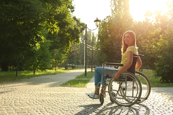 晴れた日に公園で車椅子の幸せな女性。テキスト用のスペース — ストック写真