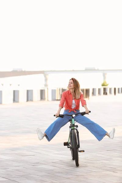 Jovem feliz andando de bicicleta na cidade — Fotografia de Stock