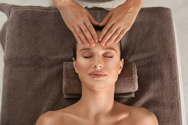 Krásná mladá žena požívající masáže v lázeňském salonu, vrcholného pohledu — Stock fotografie