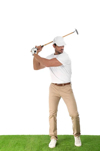 Молодой человек играет в гольф на белом фоне — стоковое фото