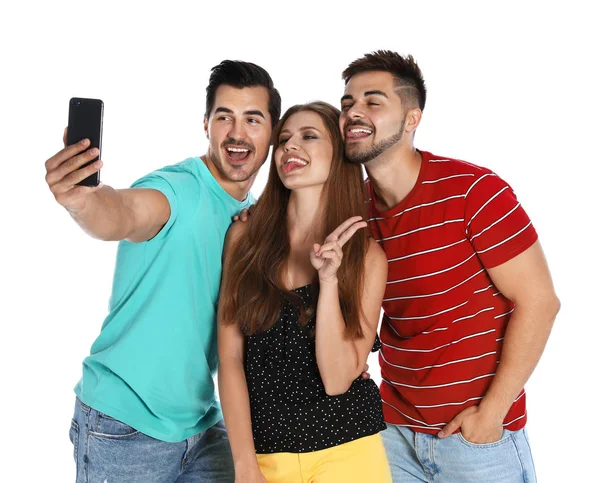Jóvenes felices tomando selfie sobre fondo blanco — Foto de Stock