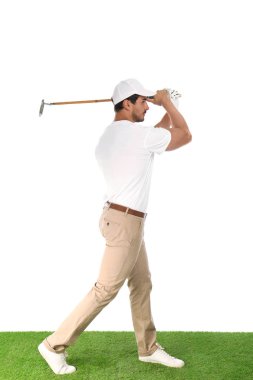 Beyaz arka planda golf oynayan genç adam