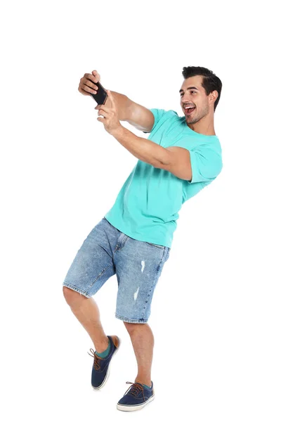 Gelukkig jonge man het nemen van selfie op witte achtergrond — Stockfoto