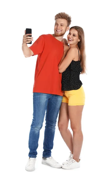Pasangan muda yang bahagia melakukan selfie dengan latar belakang putih — Stok Foto