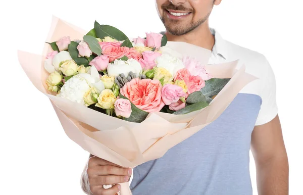 Jovem com lindo buquê de flores no fundo branco, vista de close-up — Fotografia de Stock