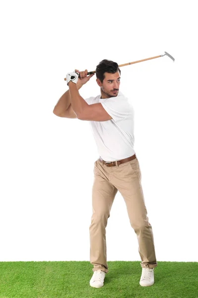 Молодий чоловік грає в гольф на білому тлі — стокове фото