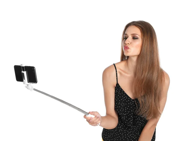 Flerte jovem mulher tomando selfie no fundo branco — Fotografia de Stock