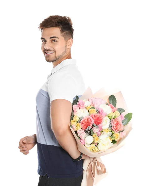 Jovem homem bonito segurando lindo buquê de flores no fundo branco — Fotografia de Stock