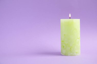 Renk arka planda Alight Wax mum. Metin alanı