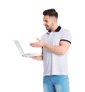Beyaz arka planda laptop ile mutlu adam
