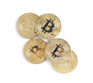 Beyaz, üst görünümde izole Bitcoins yığını. Dijital para birimi