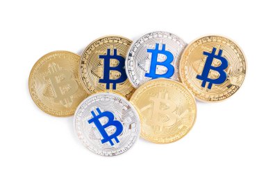 Beyaz, üst görünümde izole Bitcoins yığını. Dijital para birimi